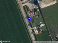 Brandweer met grote spoed naar de Beukenlaan in Oosterzee vanwege voertuigen te water