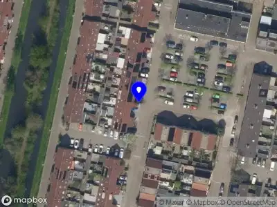 Ambulance met grote spoed naar de Warmelostraat in Rotterdam