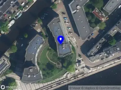 Ambulance met grote spoed naar de Korte De Wittenstraat in Amsterdam