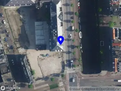 Ambulance met grote spoed naar de Hobbemakade in Amsterdam
