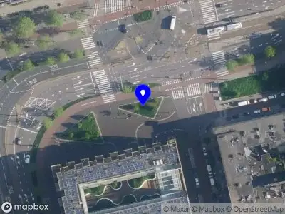 Ambulance met gepaste spoed naar de Stadionplein in Amsterdam