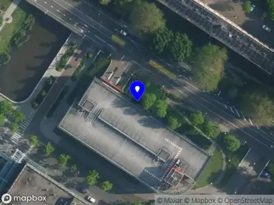 Ambulance met gepaste spoed naar de Buikslotermeerplein in Amsterdam