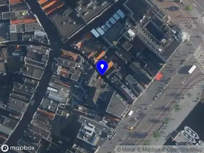 Ambulance met grote spoed naar de Haringpakkerssteeg in Amsterdam