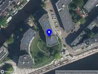 Ambulance met grote spoed naar de Korte De Wittenstraat in Amsterdam