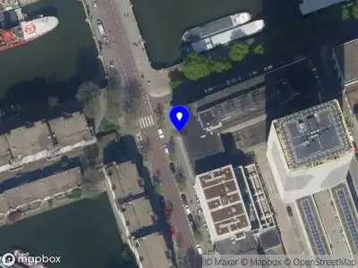 Ambulance met gepaste spoed naar de Glashaven in Rotterdam
