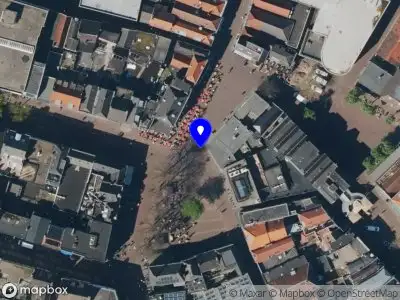 Brandweer met gepaste spoed naar de Markt in Tiel vanwege waarnemen gaslucht