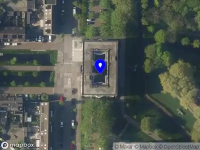 Ambulance met grote spoed naar de Maartje Offerspad in Leiden