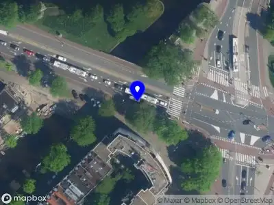 Ambulance met gepaste spoed naar de Nassauplein in Amsterdam