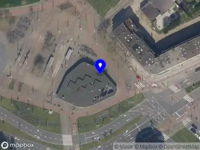 Ambulance met grote spoed naar de Marconiplein in Rotterdam