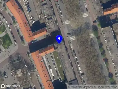 Ambulance met grote spoed naar de Mariniersweg in Rotterdam