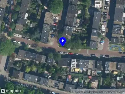 Ambulance met gepaste spoed naar de Bertus van Grouwstraat in Amsterdam