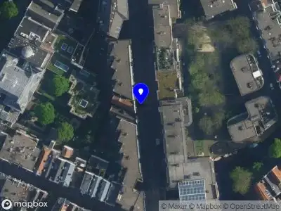Ambulance met grote spoed naar de Sint Antoniesbreestraat in Amsterdam