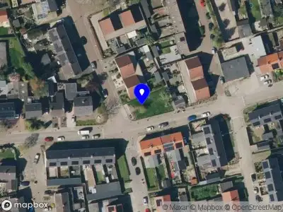 Brandweer met gepaste spoed naar de Wethouder Bruensstraat in Deest vanwege gebouwbrand