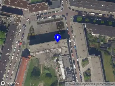 Ambulance met grote spoed naar de Brabantseplein in Rotterdam