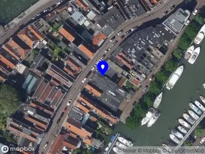 Ambulance met grote spoed naar de Wijnstraat in Dordrecht
