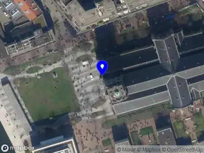 Ambulance met grote spoed naar de Grotekerkplein in Rotterdam