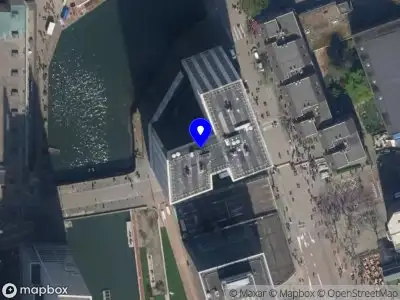 Ambulance met grote spoed naar de Vissersdijk in Rotterdam