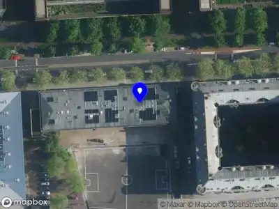 Ambulance met grote spoed naar de KNSM-laan in Amsterdam