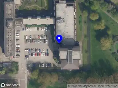 Ambulance met grote spoed naar de Apollostraat in Rotterdam