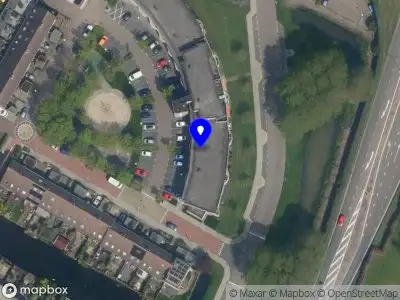 Ambulance met grote spoed naar de Merwede in Nieuwerkerk aan den IJssel