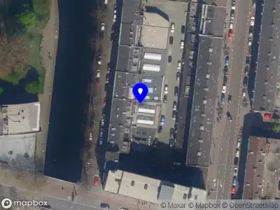 Ambulance met gepaste spoed naar de Lombardhof in Rotterdam
