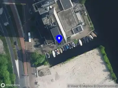 Ambulance met grote spoed naar de Joan Muyskenweg in Amsterdam
