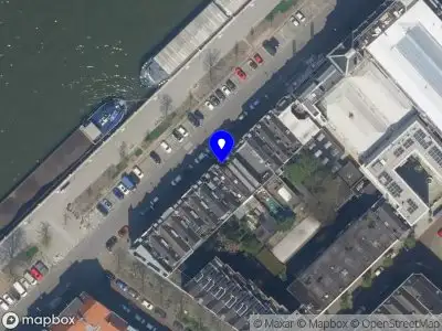 Ambulance met grote spoed naar de Maaskade in Rotterdam