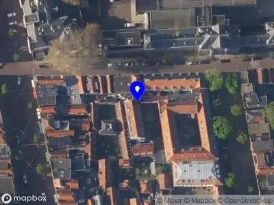Ambulance met grote spoed naar de Weeshuishof in Leiden