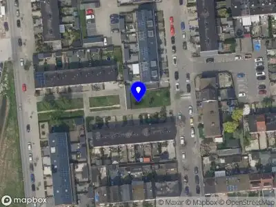 Ambulance met grote spoed naar de Leendert Braatpad in Pernis Rotterdam