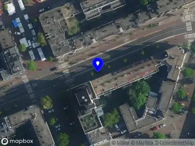 Ambulance met gepaste spoed naar de Dapperstraat in Amsterdam