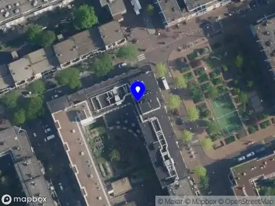 Ambulance met gepaste spoed naar de Borgerstraat in Amsterdam vanwege wateroverlast