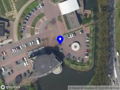 Ambulance met grote spoed naar de Teylersplein in Nieuwveen