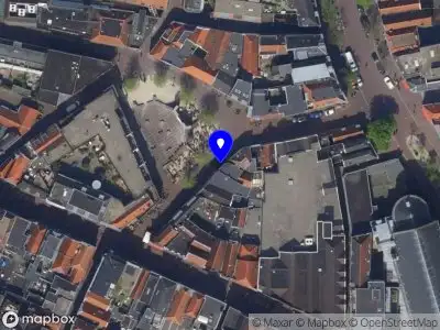 Ambulance met grote spoed naar de Vrouwenkerkkoorstraat in Leiden