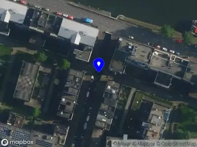 Ambulance met grote spoed naar de Seranggracht in Amsterdam