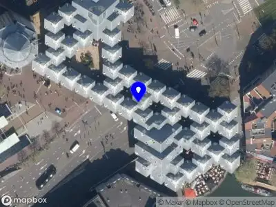 Ambulance met grote spoed naar de Overblaak in Rotterdam