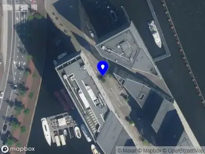 Ambulance met grote spoed naar de IJdok in Amsterdam