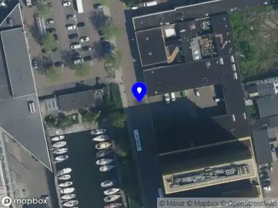 Ambulance met grote spoed naar de Motorkade in Amsterdam