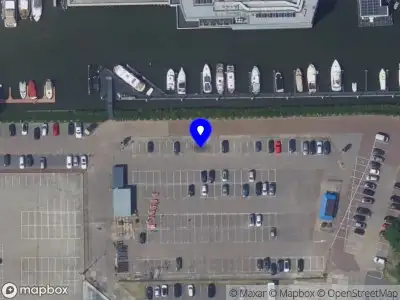 Ambulance met grote spoed naar de Zuiderstek in Alblasserdam