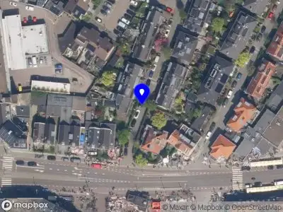 Ambulance met grote spoed naar de Wilhelminalaan in Rotterdam