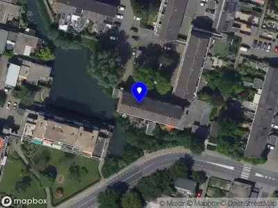 Ambulance met grote spoed naar de Zuilenburg in Dordrecht
