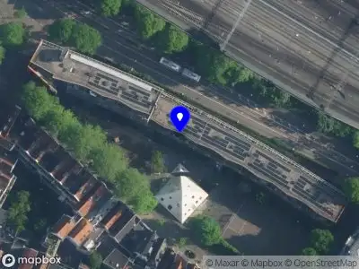 Ambulance met gepaste spoed naar de Nieuwe Westerdokstraat in Amsterdam