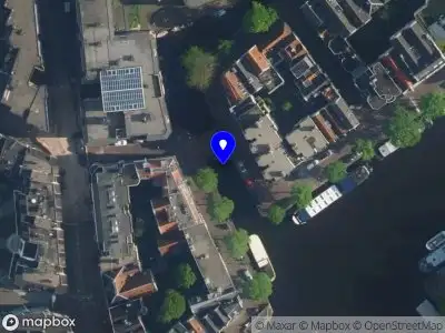 Ambulance met gepaste spoed naar de Snoekjesgracht in Amsterdam