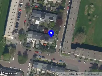 Ambulance met grote spoed naar de Gijsbrecht van Amstelstraat in Vlaardingen