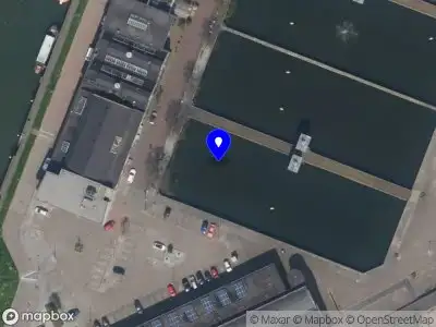 Ambulance met grote spoed naar de Watertorenweg in Rotterdam