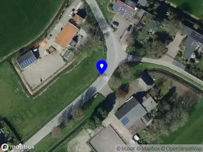 Ambulance met grote spoed naar de Oude Waaldijk in Abbenbroek