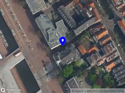 Ambulance met grote spoed naar de Barbarasteeg in Delft