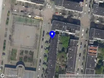 Ambulance met grote spoed naar de Van Oosterzeestraat in Rotterdam