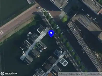 Ambulance met grote spoed naar de Brigantijnkade in Amsterdam
