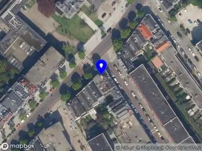 Ambulance met grote spoed naar de Walenburgerweg in Rotterdam