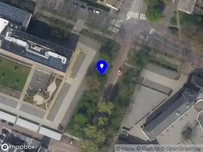 Ambulance met gepaste spoed naar de Carnissesingel in Rotterdam
